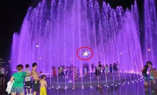 儿童喷泉,小孩喷泉玩耍