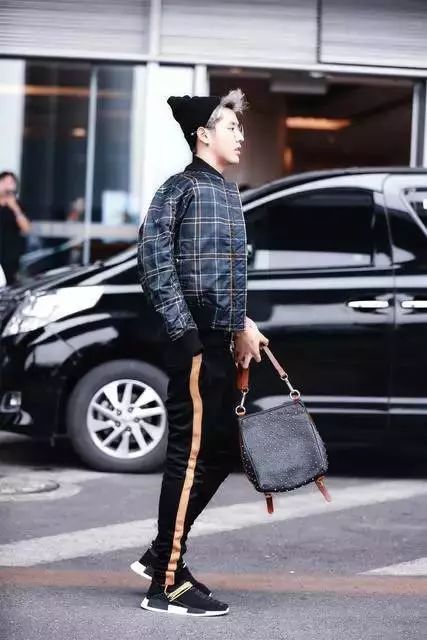 第一个在裤子侧面加条纹的那个人可以获终身成就奖了，易烊千玺鹿晗宋茜都会同意的