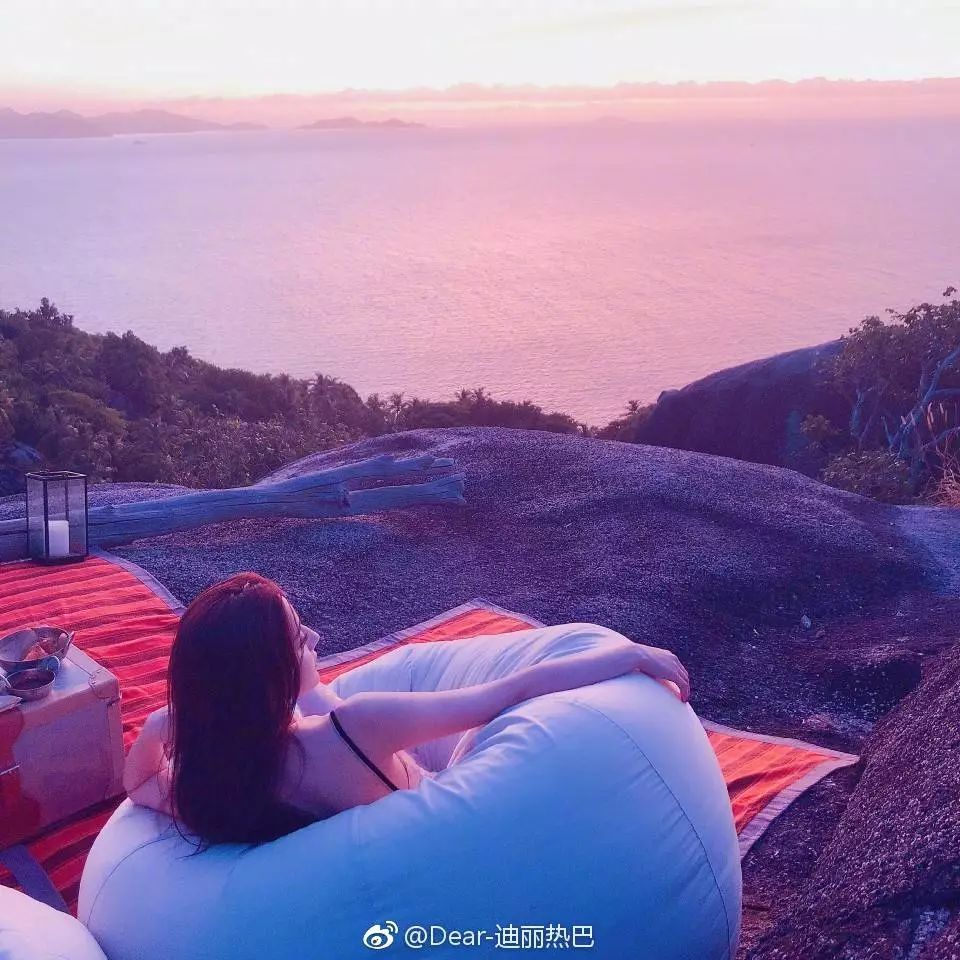 江疏影迪丽热巴穿着,热巴去海滩游泳图片