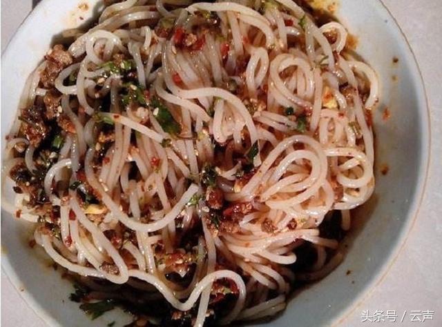 云南妹子的嘴巴红红的，究竟发生了什么！