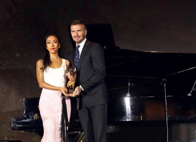 吉克隽逸与贝克汉姆同框，黑皮妞的时髦，就要跟纯色正面刚