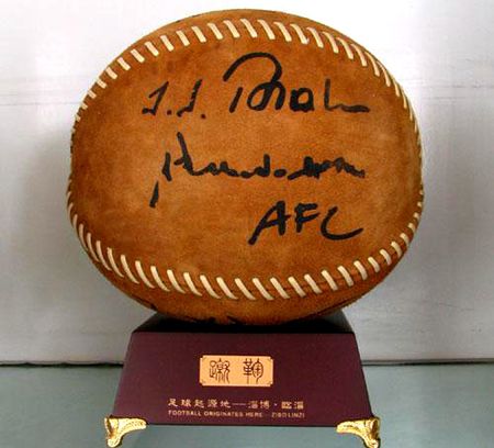 世界杯快到了准备跟谁一起看呢,2019年世界杯足球长什么样