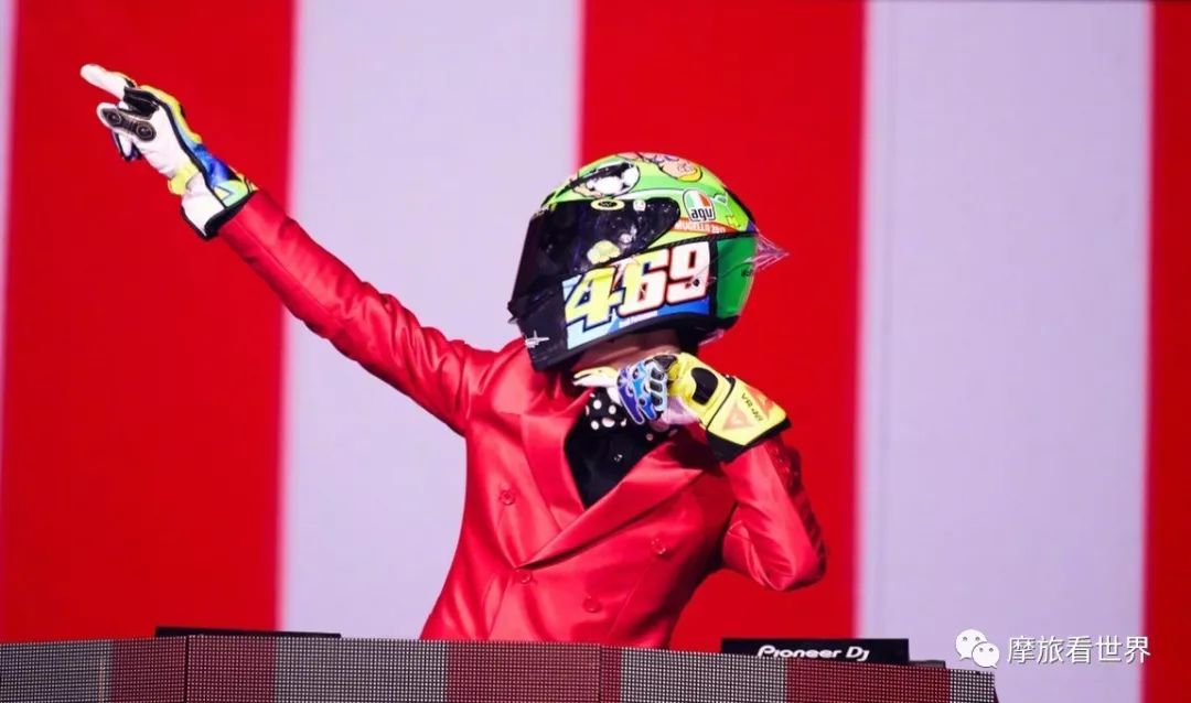 王一博骑摩托帅到爆的瞬间,王一博戴头盔只露眼睛