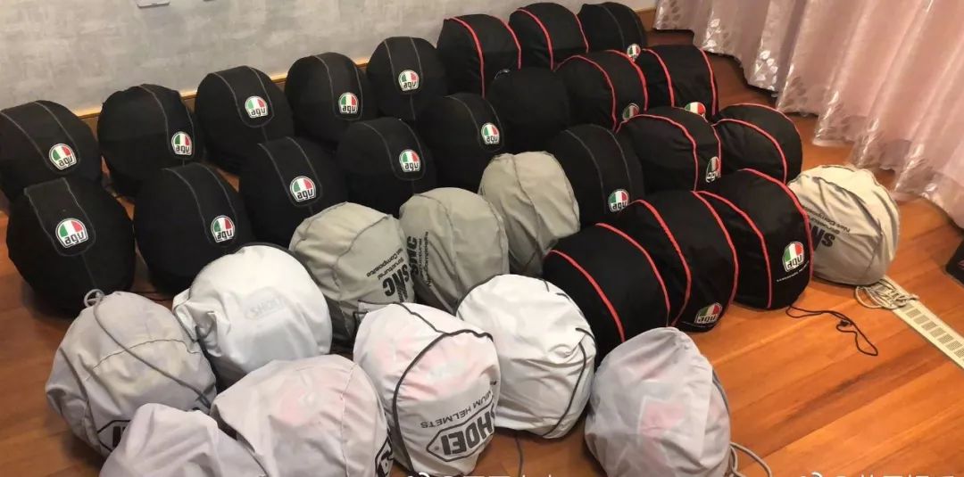 王一博骑摩托帅到爆的瞬间,王一博戴头盔只露眼睛