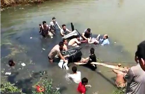 小车坠河10岁男孩,河南轿车下水救人