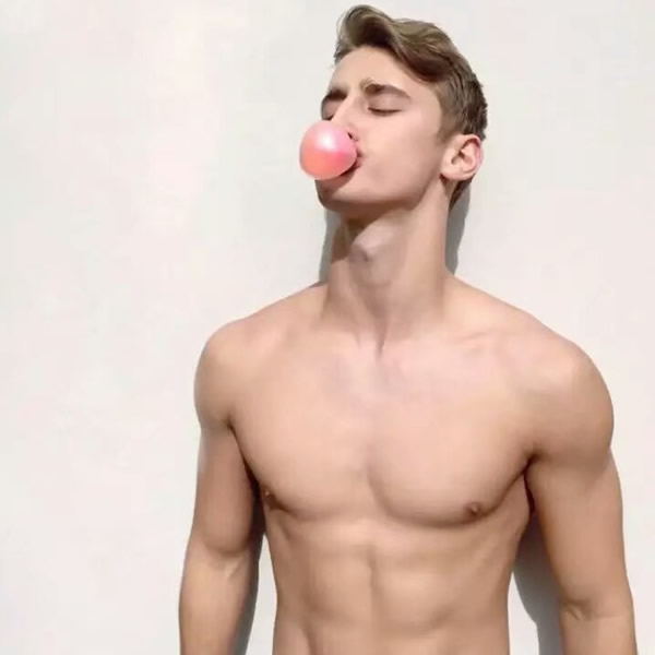 为什么世界杯踢球要吃口香糖,足球比赛为什么都吃口香糖