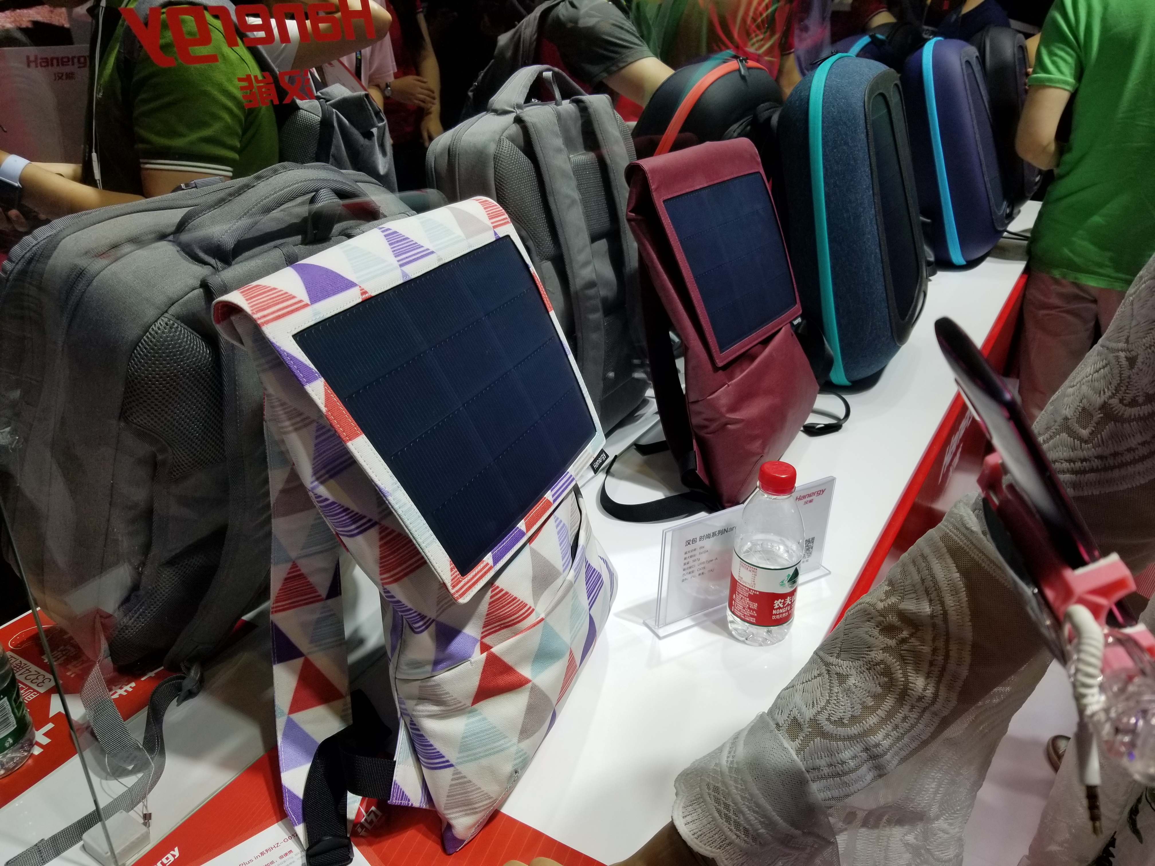 走到哪里都有电都有网的充电宝,solarcharger太阳能充电宝