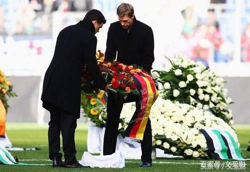 足球娱乐化不能无底线，大张伟调侃恩克卧轨折射艺人素质缺失