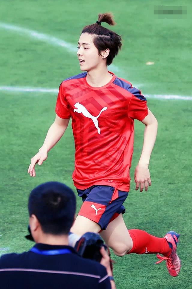 关晓彤踢足球的时候穿白裙,关晓彤踢足球比赛