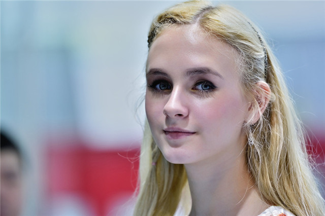 俄罗斯美女嫁中国男人日常，隔壁老王爆笑讲述就服五香花生米那段