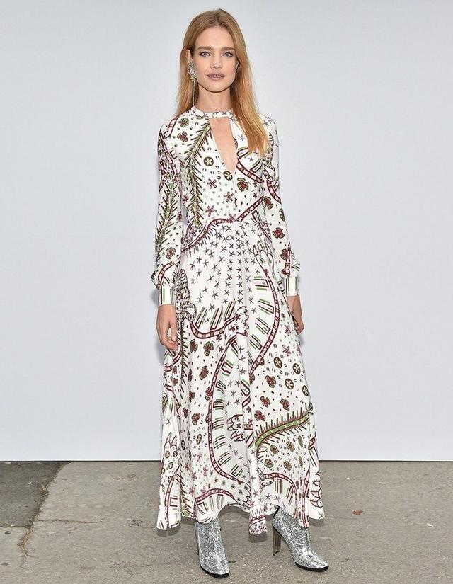 LV太子妃低V登上世界杯绿茵场，俄罗斯国宝超模长得像舒淇