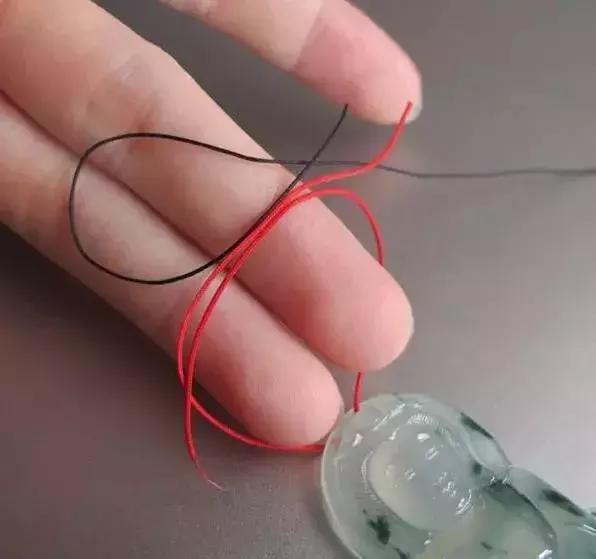 吊坠扣头绳子绑法,有金扣头的吊坠如何绑绳子