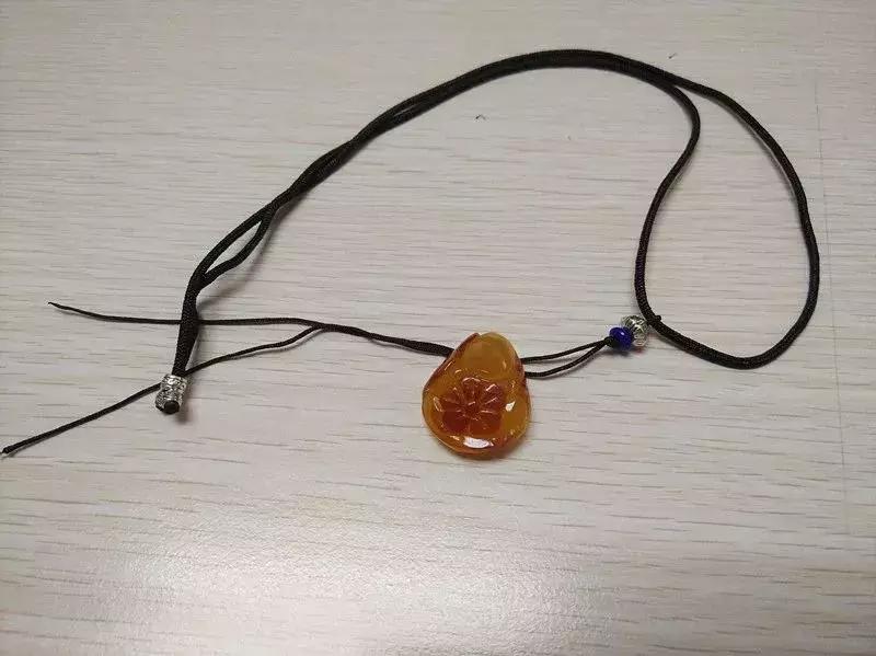 吊坠扣头绳子绑法,有金扣头的吊坠如何绑绳子