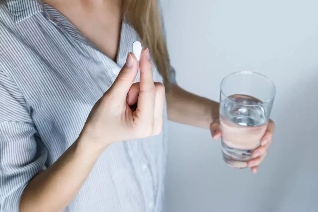 矿泉水服药好还是用温水服药好,为什么喝药不能用甜水