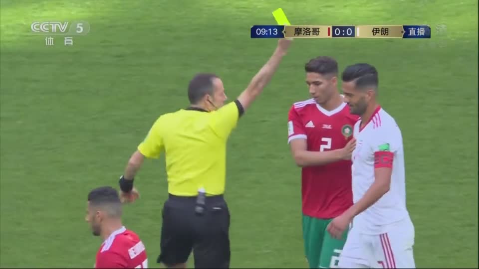 足球裁判失误挡球,足球史上最离谱的裁判