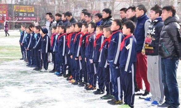 给c罗颁发金骆驼奖,给c罗颁奖视频