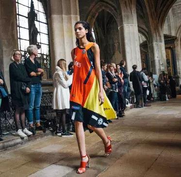 女生伪球迷看世界杯,伪球迷足球女孩