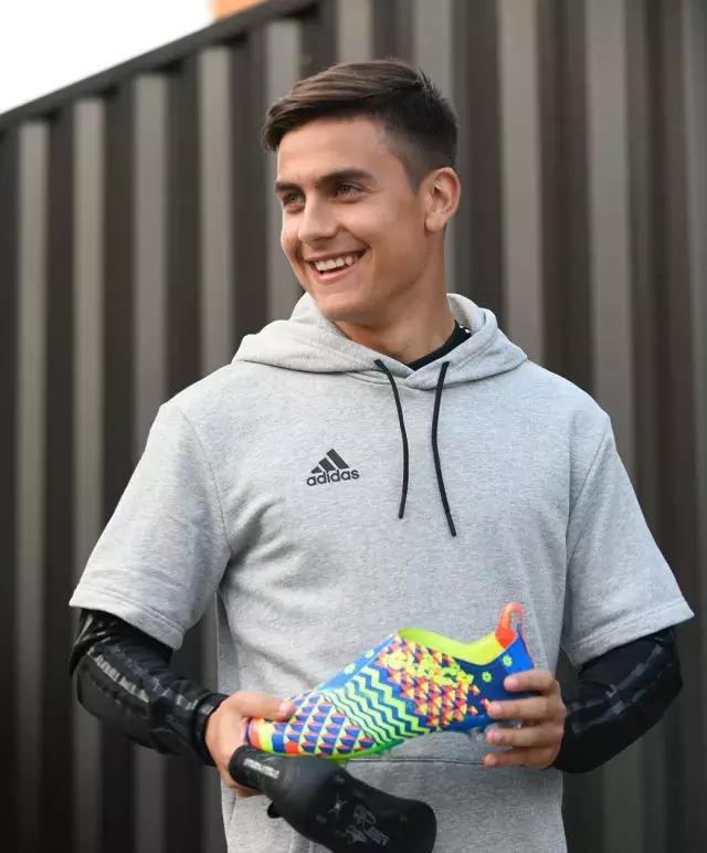 女生伪球迷看世界杯,伪球迷足球女孩