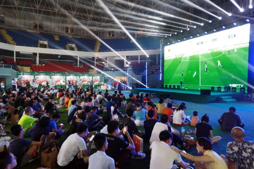 喝啤酒吃烧烤狂欢,喝啤酒吃美食