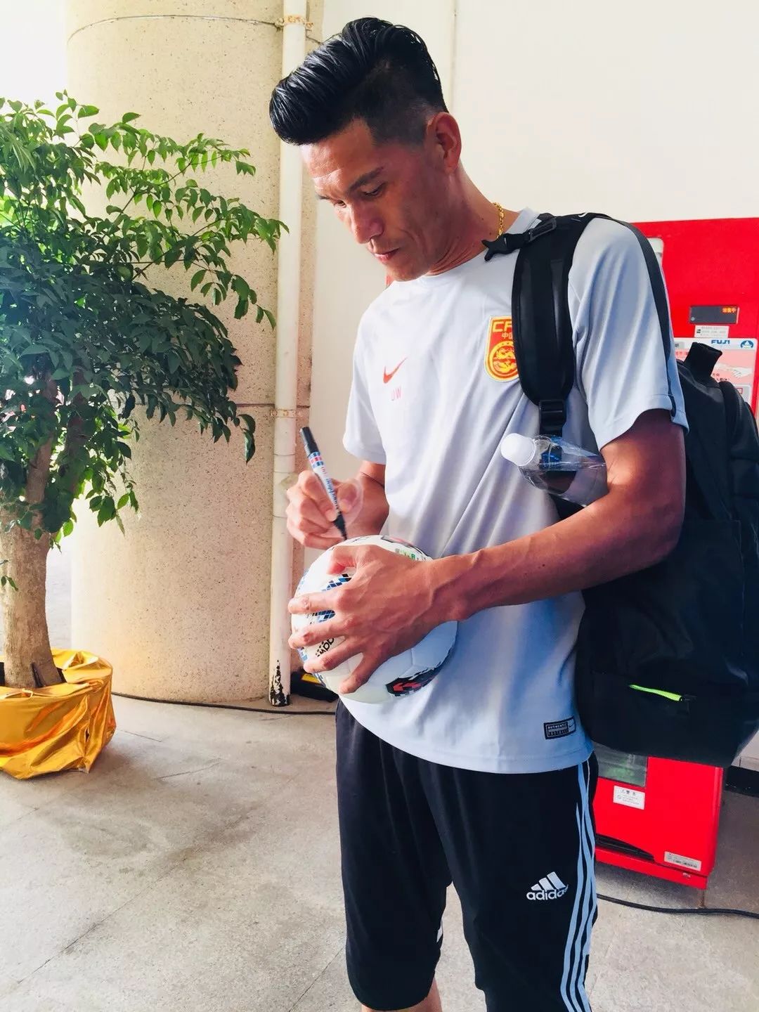 喝啤酒吃烧烤狂欢,喝啤酒吃美食