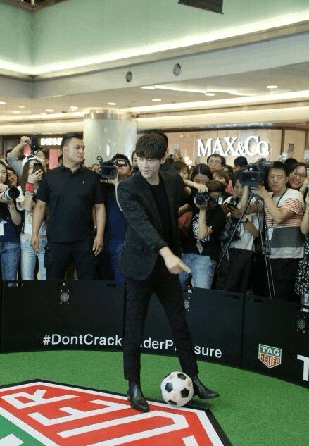 靳东看世界杯,靳东预言胡歌精彩片段