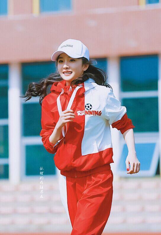 杨幂迪丽热巴黑色衣服,迪丽热巴穿杨幂同款卫衣现身