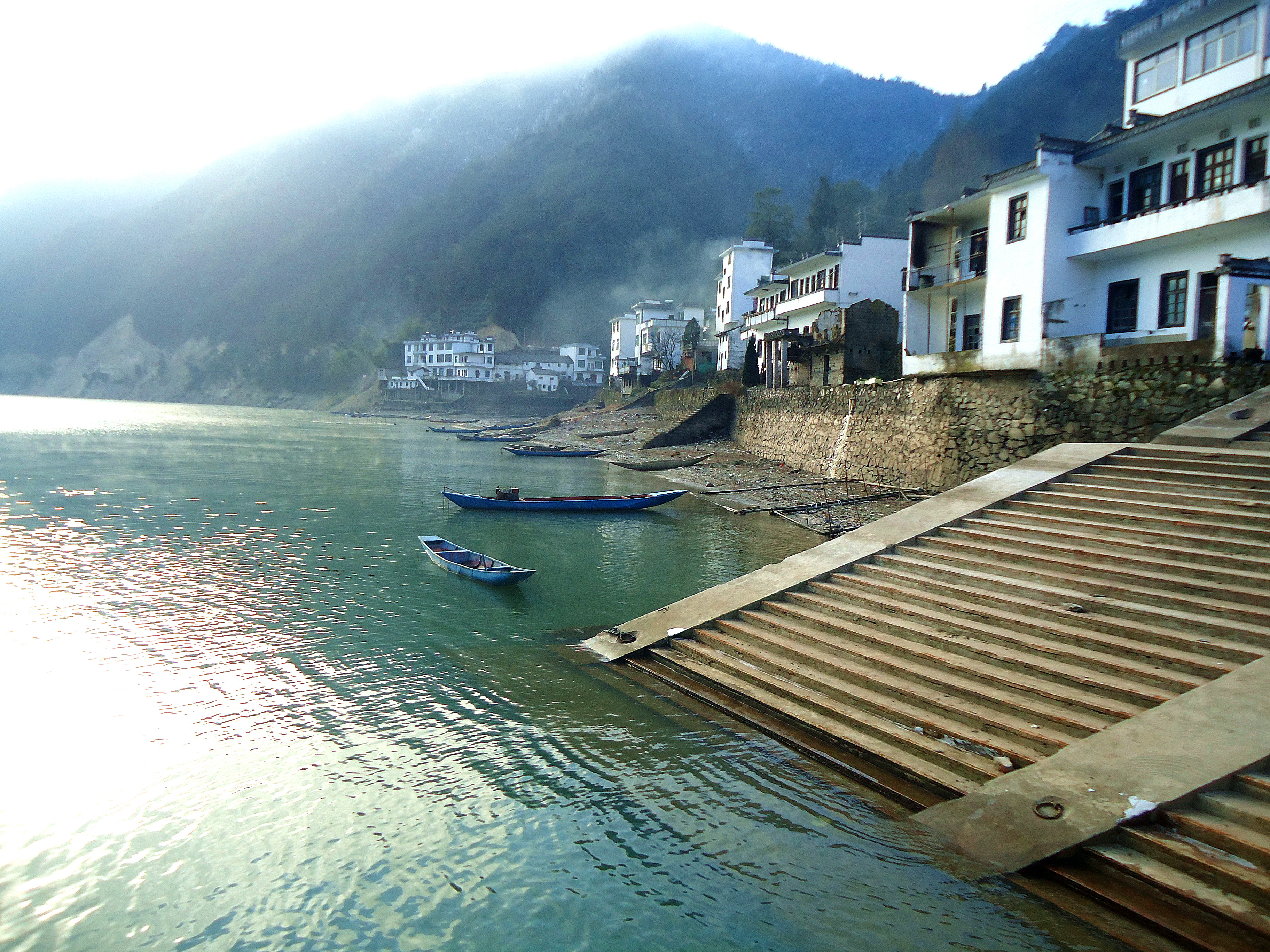 新安江畔的这个古镇，一处隐藏于山水之间的世外桃源