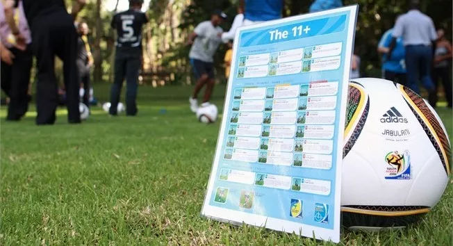 踢球关注脚不要受伤,踢球必做热身