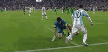 踢球关注脚不要受伤,踢球必做热身