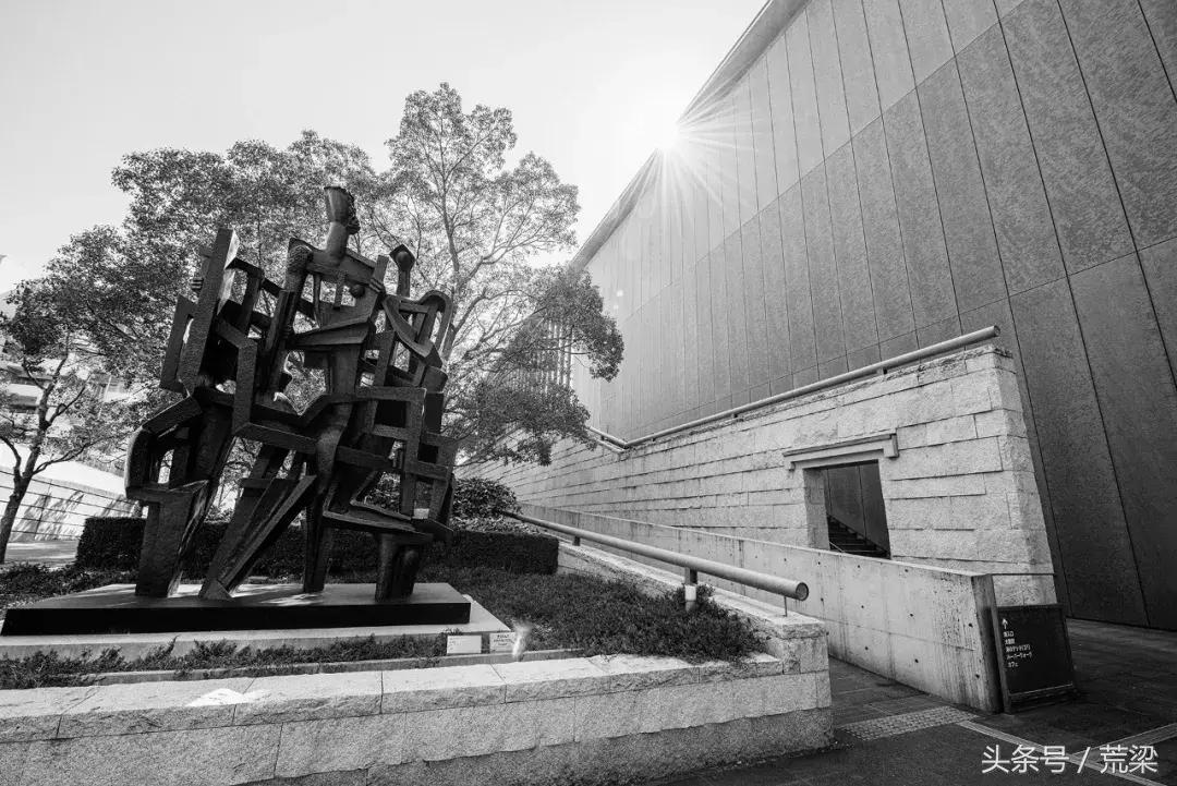 国内安藤忠雄的作品越来越多，但离“清水混凝土诗人”越来越远