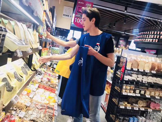 世界杯购物新体验：来伊份零食购物袋一秒变球衣