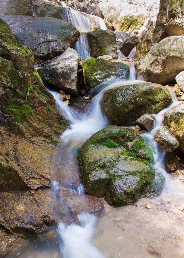 这里有十里亲水画廊，在海拔1400米的地方看世界杯，赏流泉飞瀑