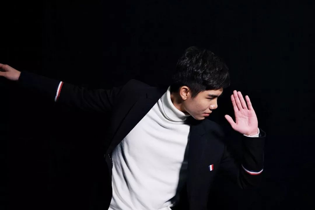 还沉浸在世界杯男神的肉体？这款小哥哥才是你要PICK的