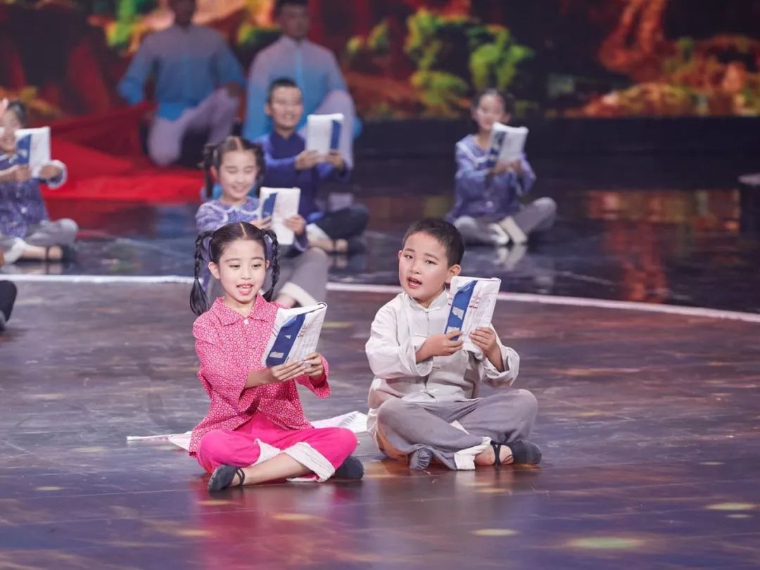 世界杯球员疯抢的那颗足球，踢到了央视的舞台上