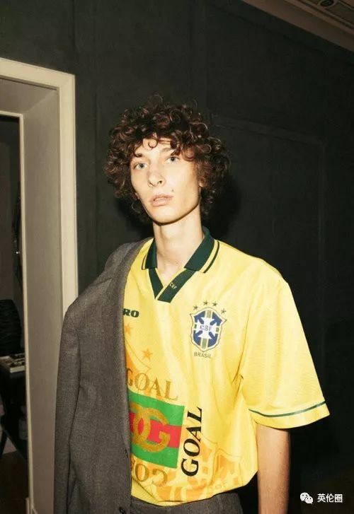 为了蹭世界杯热点，时尚杂志携手潮牌把魔爪伸向了球衣……