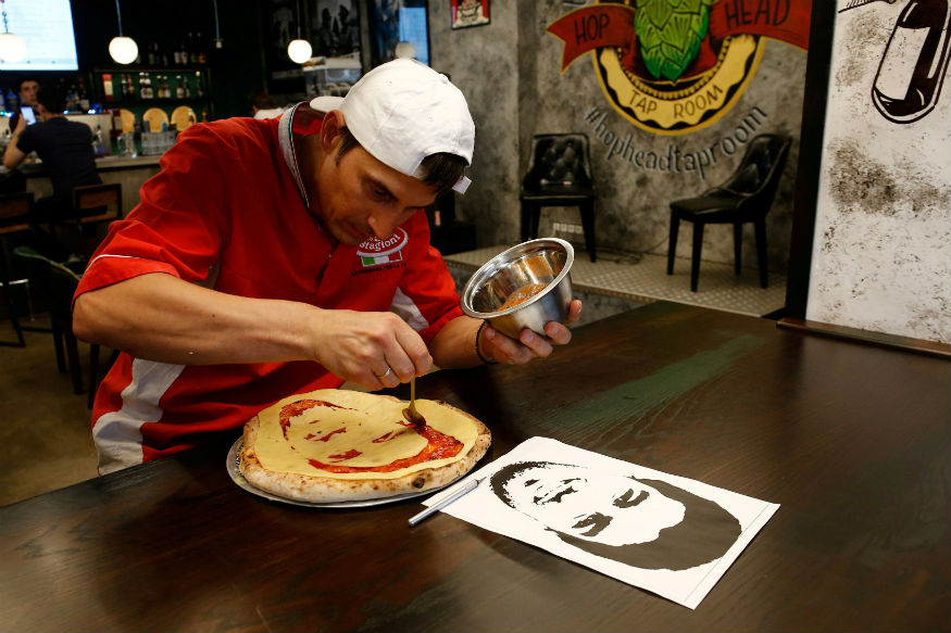 舔屏！帅哥主厨做球星披萨成爆款苏牙披萨受欢迎都想咬一口