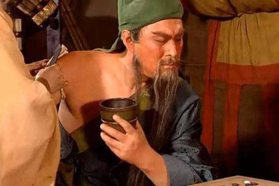关羽和夏侯惇交战谁的级别高,关羽刮骨疗毒对比夏侯惇更狠