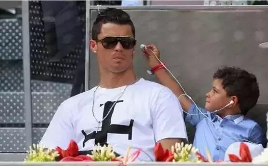 想不到吧！这些世界杯男神们也是“宠娃狂魔”