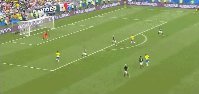 世界杯再现争议，墨西哥球员恶意踩踏内马尔逃红牌！