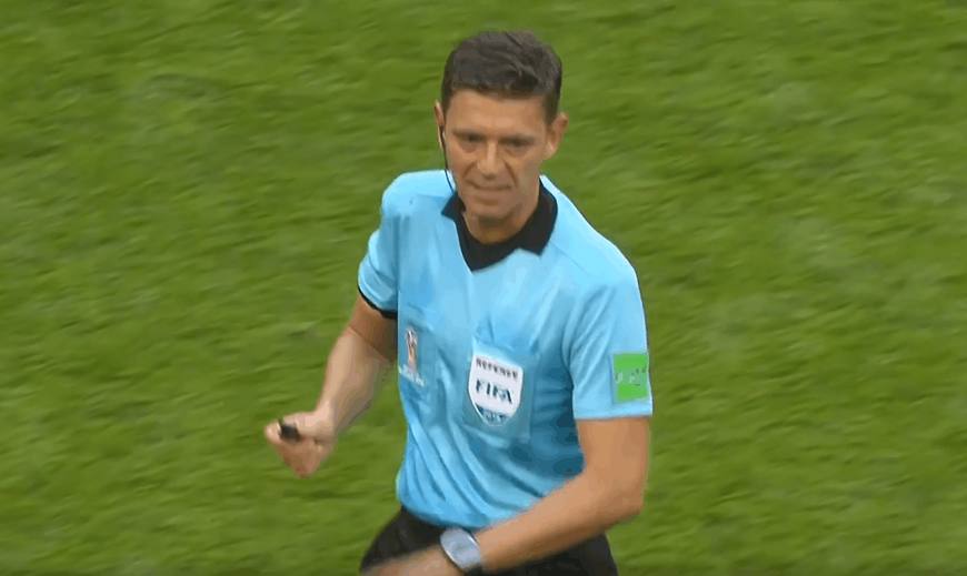 内马尔脚踝90度扭曲裁判判罚,内马尔在球场被踢