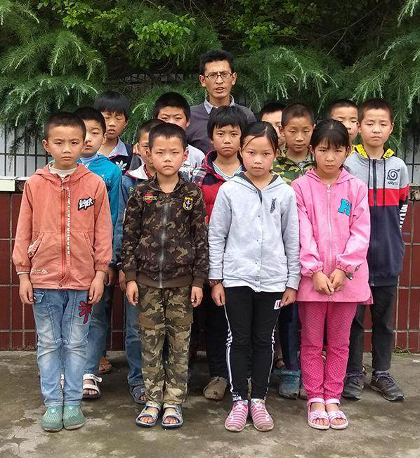 万源一村小校长晕倒在讲台9年前查出脑囊肿仍坚持教学