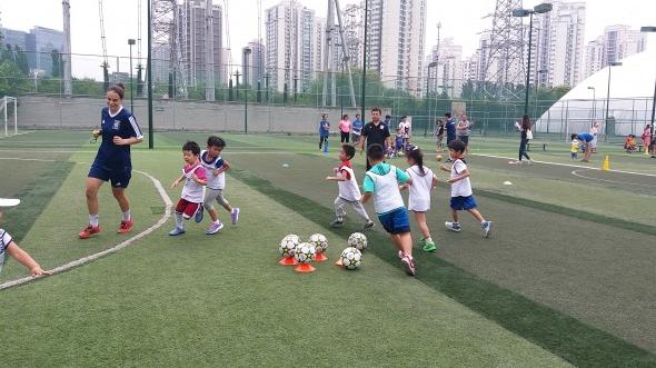 陪小孩踢足球,和孩子一起踢足球的感悟