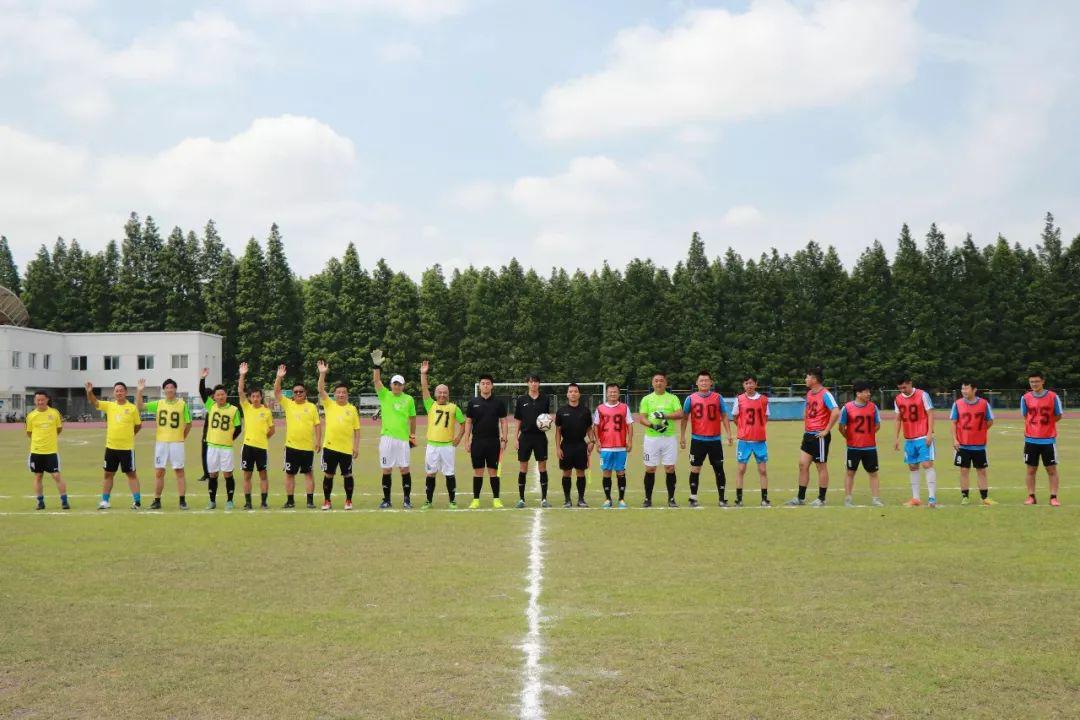 新一代的年轻足球教练,新时代教练员