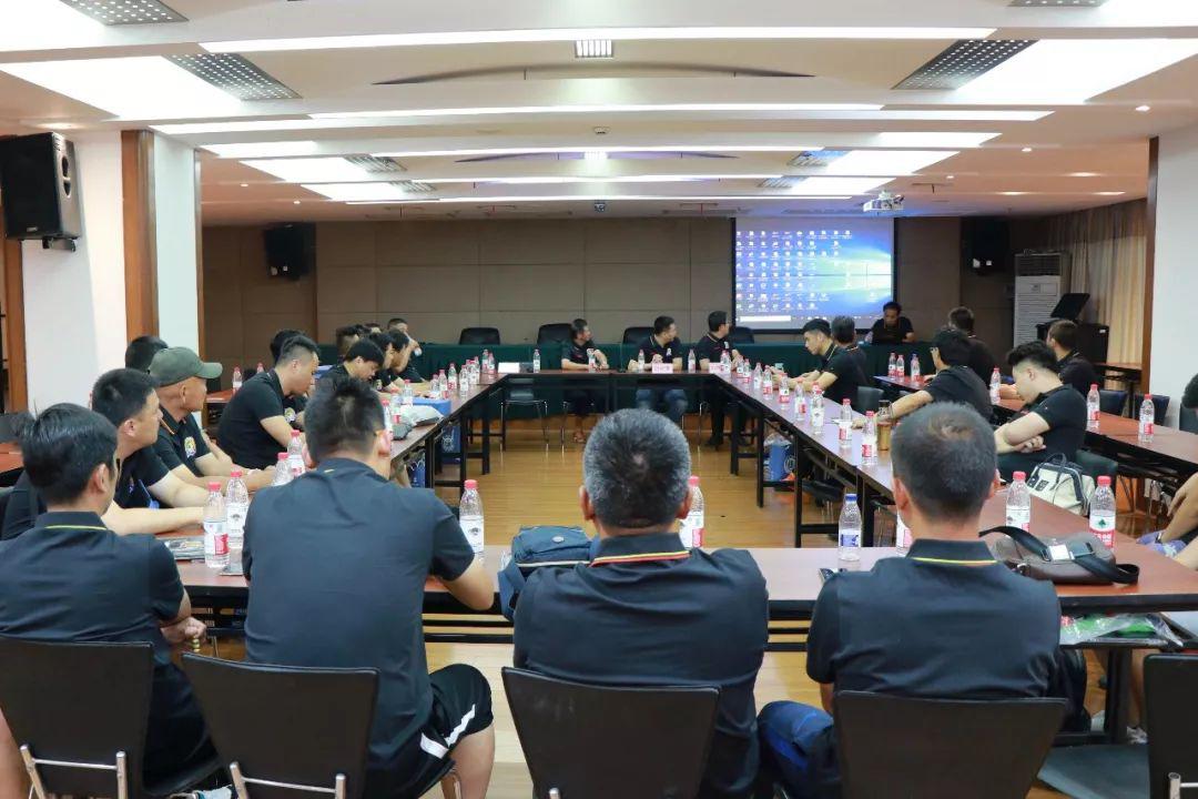 新一代的年轻足球教练,新时代教练员