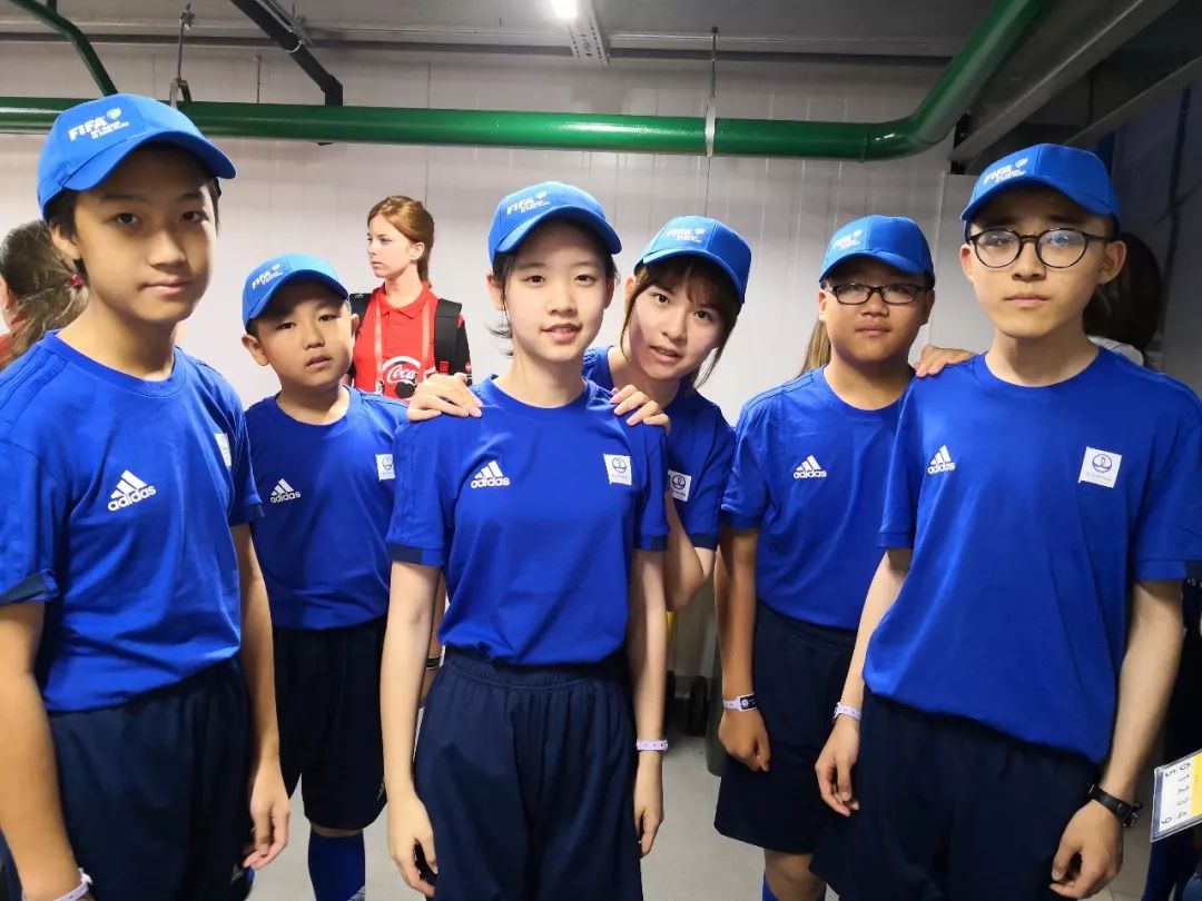 松山湖两名足球小将亮相世界杯，与内马尔、厄齐尔等球星面对面！