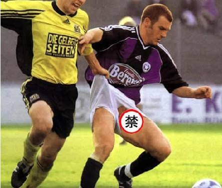 球裤里面有一层网,球裤背后有口袋