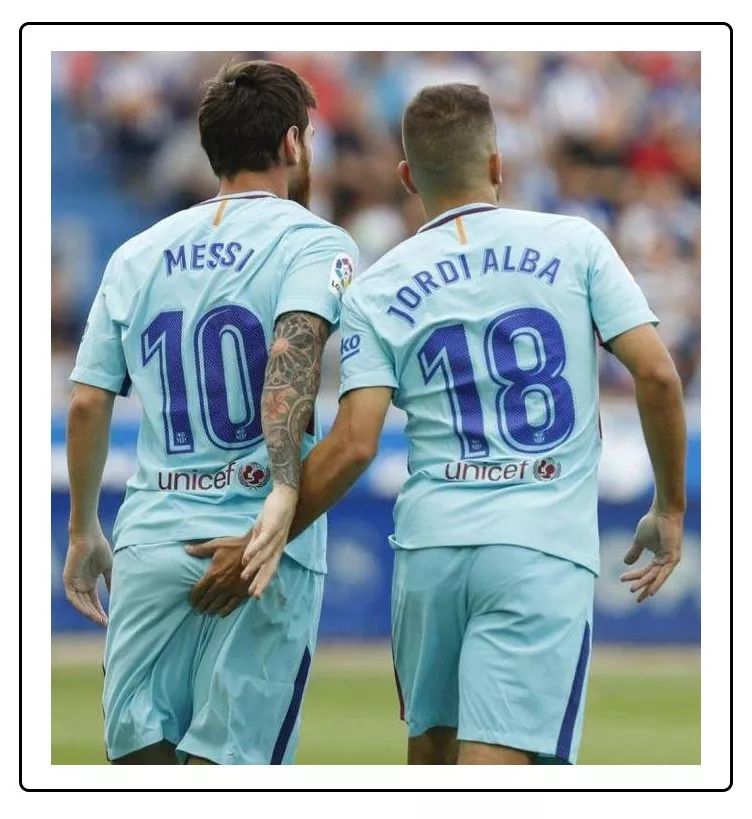 为什么世界杯上，运动员喜欢互相摸屁股？