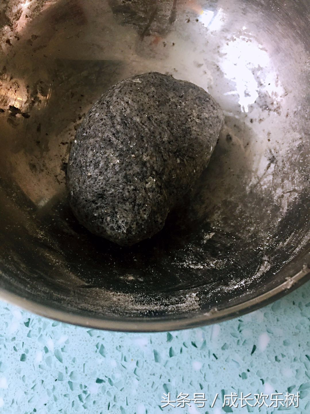 爸爸看世界杯宝宝趴床边,老爸看足球世界杯