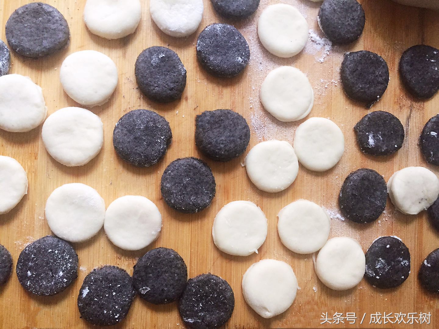 爸爸看世界杯宝宝趴床边,老爸看足球世界杯