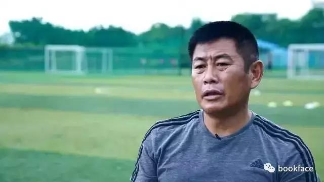 谁说中国足球不行？这群中国女孩，自己种菜捡垃圾，拿下世界冠军